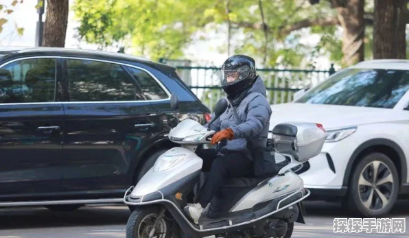两轮摩托骑行，乘客戴盔之谜